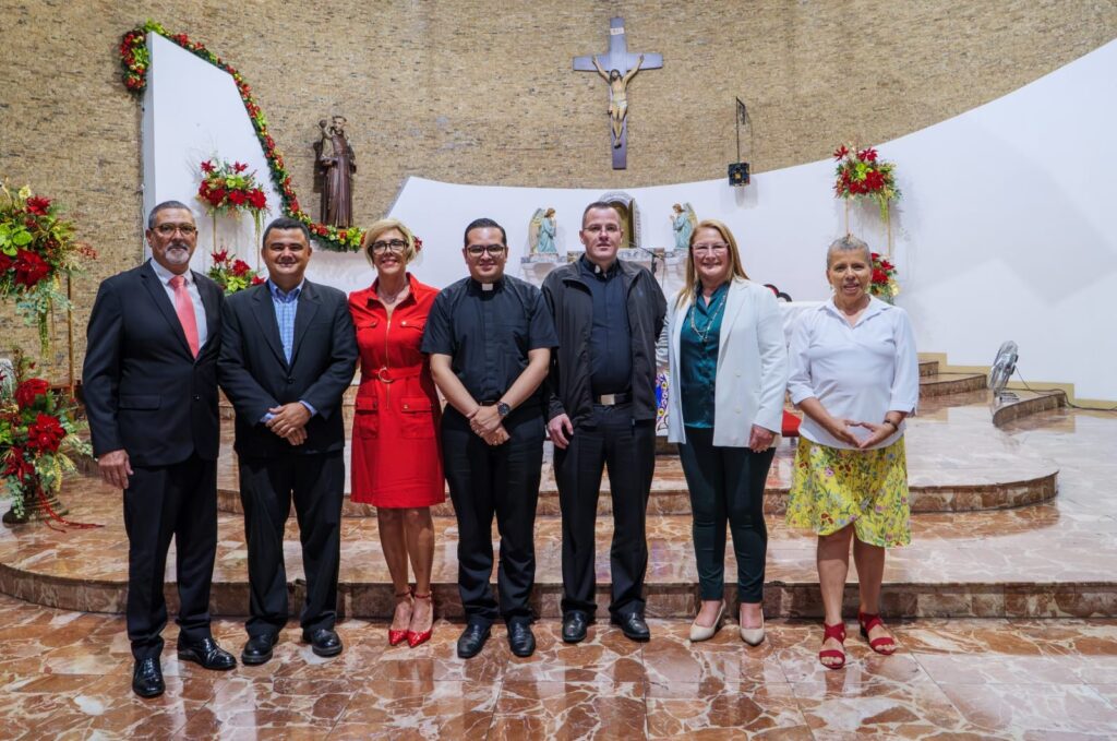 Aspirantes a la Alcaldía posaron con los sacerdotes organizadores del conversatorio. Foto cortesía de Parroquia San Antonio de Padua.