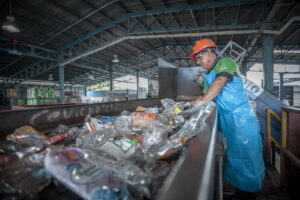 Los residuos de plástico se emplearán para la producción de RESIN8TM. Foto cortesía de PEDREGAL.