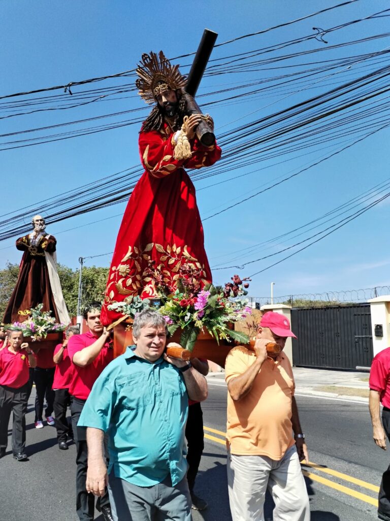 El ex jugador y entrenador Oscar “Machillo” Ramírez fue uno de los que participó activamente de la procesión del Viernes Santo. Foto de Francisco Sánchez Zumbado. 