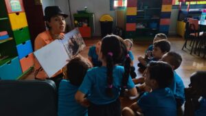 Estudiantes del Jardín de Niños España participaron de la actividad organizada por el Programa de Sensibilidad Artística de la Asociación Cultural El Guapinol. Foto de Mauricio Gómez.