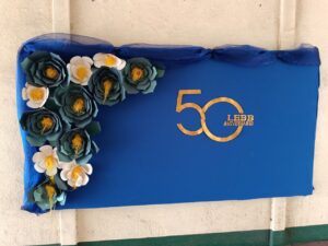 Las instalaciones del Liceo se encuentran decoradas celebrando los 50 años de la Institución. Foto de Luis Eduardo Sánchez Quesada.