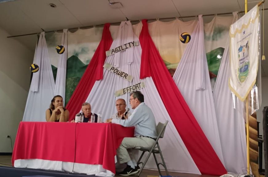 El conversatorio se desarrolló en el gimnasio del Liceo de Belén. Foto de Luis Eduardo Sánchez Quesada.