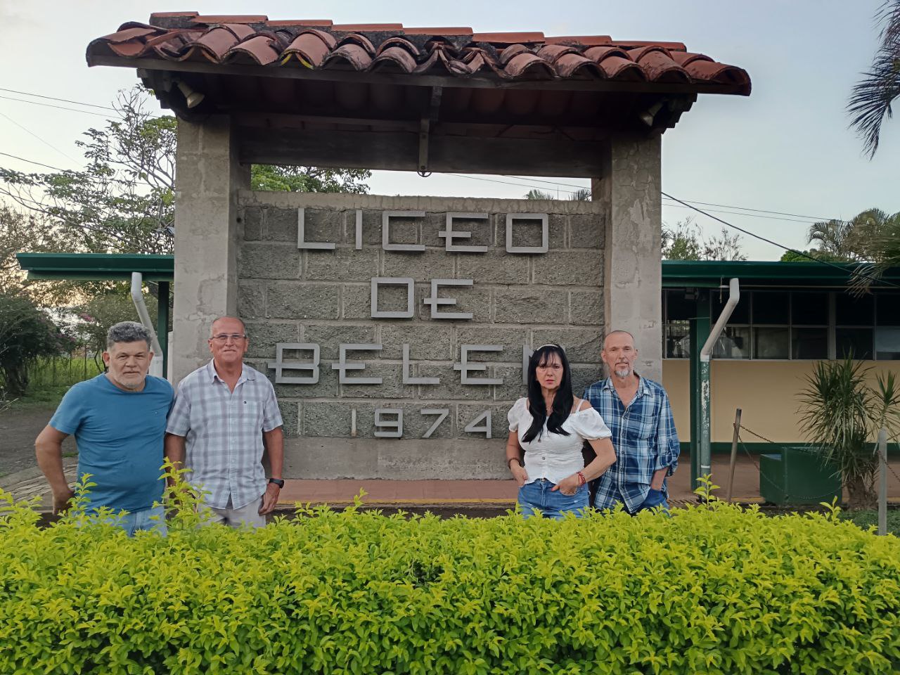 Desiderio Solano Moya, Alonso Castillo Bolaños, Sonia Soto Segura y Víctor Villegas parte de la primera generación que se graduó del Liceo de Belén. Foto de Luis Eduardo Sánchez Quesada.