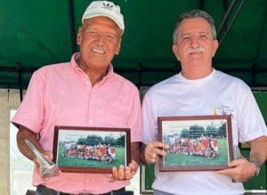 Francisco Rodríguez Delgado (con camisa rosada) y Julio Chaves Murillo (camiseta blanca) fueron homenajeados por la labora que han realizado en pro del fútbol belemita. Foto cortesía.