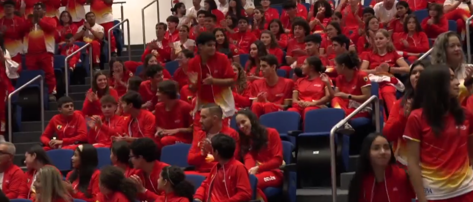 Atletas durante la ceremonía de juramentación en el Centro Internacional de Conferencia del Ande. Foto de CCDR Belén.