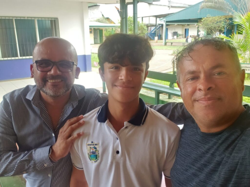 El estudiante Marlon Hernández Gómez, del Experimental Bilingüe de Belén, junto a los profesores Wilbert Muñóz y Carlos Soto. Foto cortesía del profesor Carlos Soto.