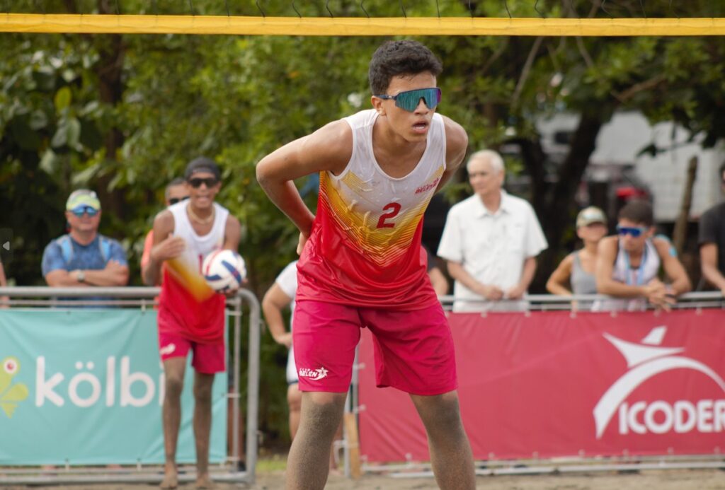 La dupla belemita de voleibol de playa durante la final en la categoría U-19 cotra el cuadro de los Chiles. Foto del Instituto Costarricense del Deporte y Recreación.