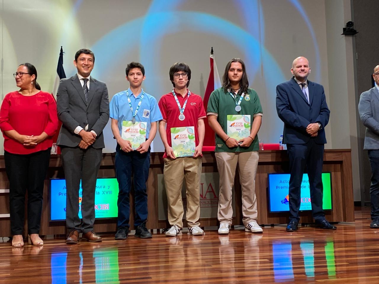 Ceremonia de premiación de la medalla de plata al estudiante Gabriel Rojas. Foto cortesía.