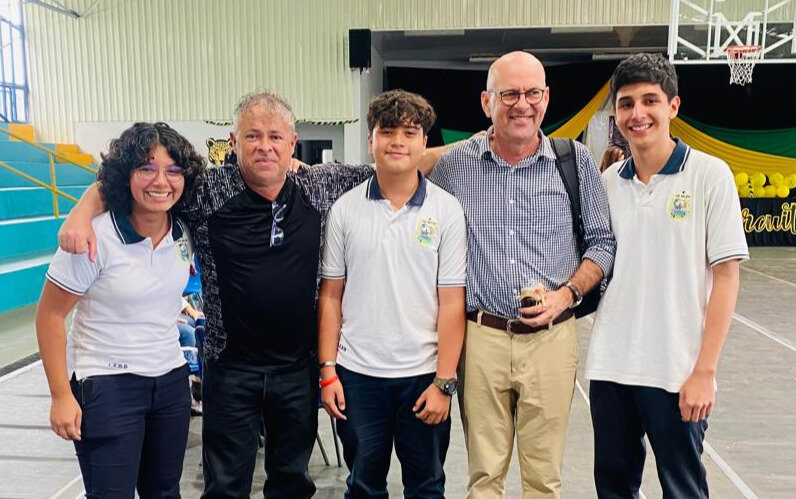 Equipo de trabajo del Liceo Experimental Bilingüe de Belén durante la Feria Científica Circuital. Foto cortesía de Carlos Soto.