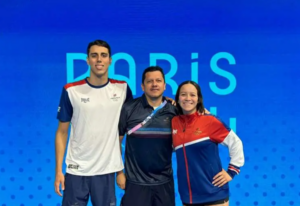 Alondra Ortiz, Alberto Vega y el entrenador Pablo Camacho integraron la delegación de la natación en París 2024. Foto cortesía del Comité Olímpico Nacional.