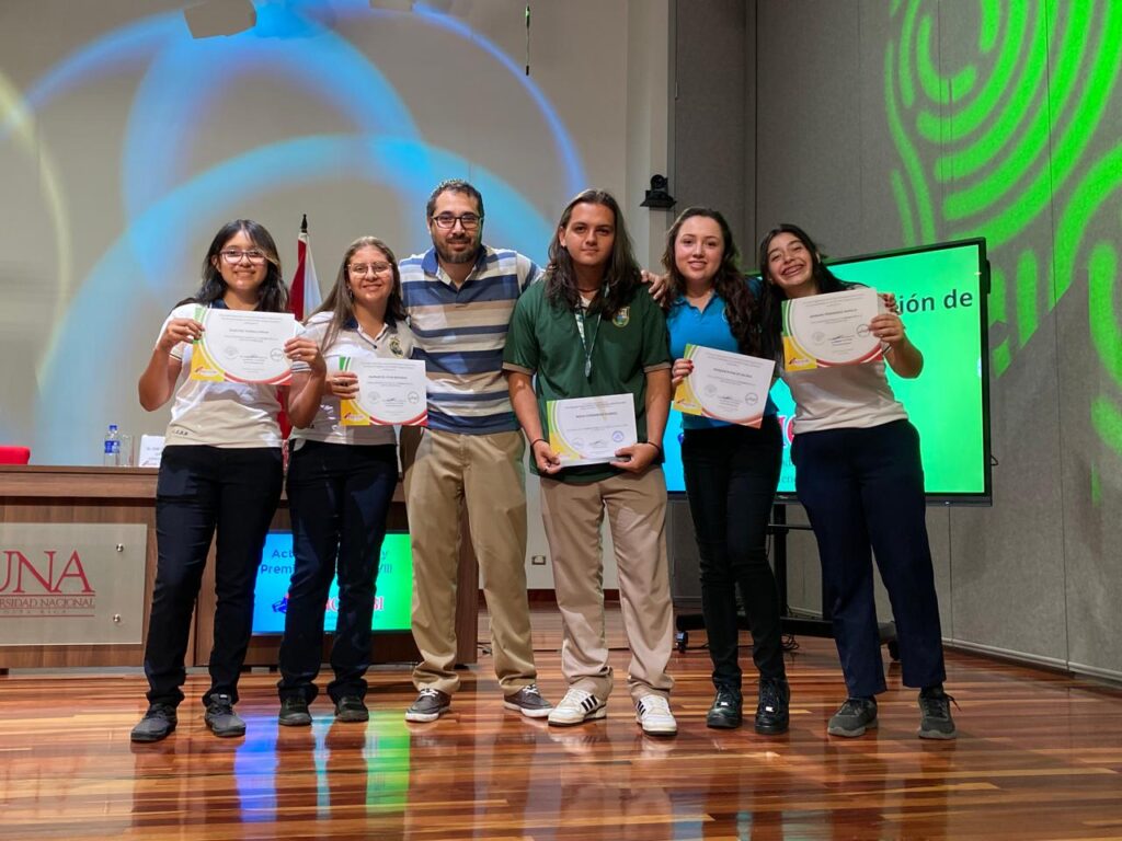 Representación estudiantil que preparó el docente Eduardo Rodríguez Acuña. Foto cortesía.