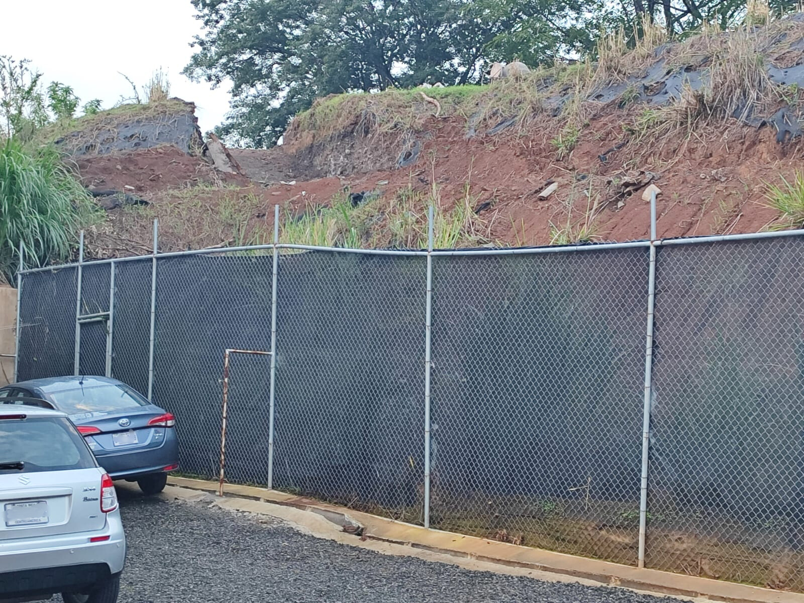 En octubre de 2021, el talud de tierra afectó carros y juegos infantiles que se mantenían en la propiedad, informó Ricardo Zamora. Foto cortesía.