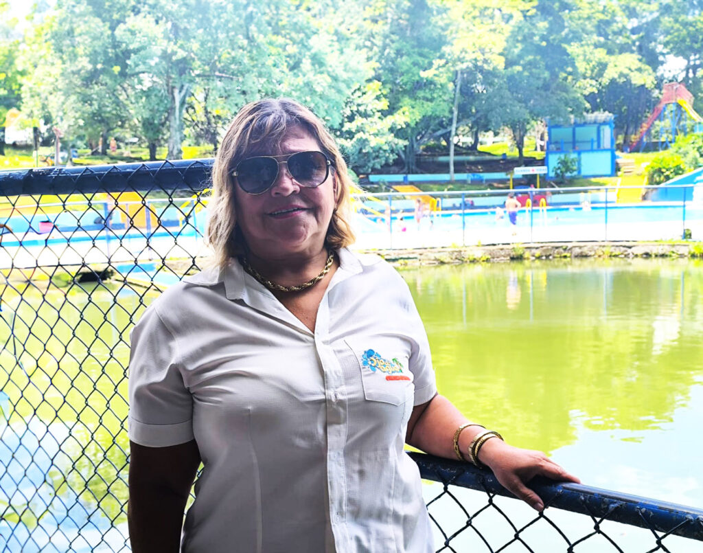 Foto de Alicia Garita Ugalde, junto a las piscinas de Ojo de Agua