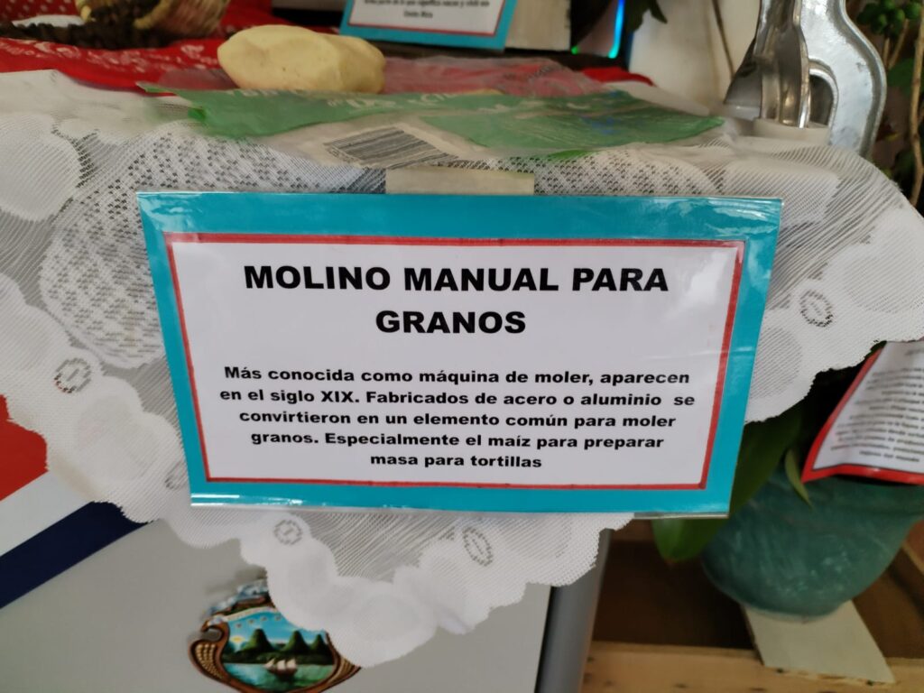 Molino manual de granos en el EBAIS de Escobal . Foto de Francisco Sánchez Zumbado.