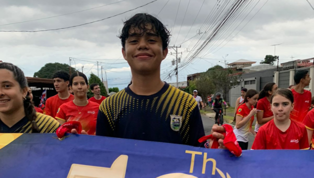 Santiago se mostró orgulloso de portar la antorcha el 14 de setiembre. Foto cortesía.