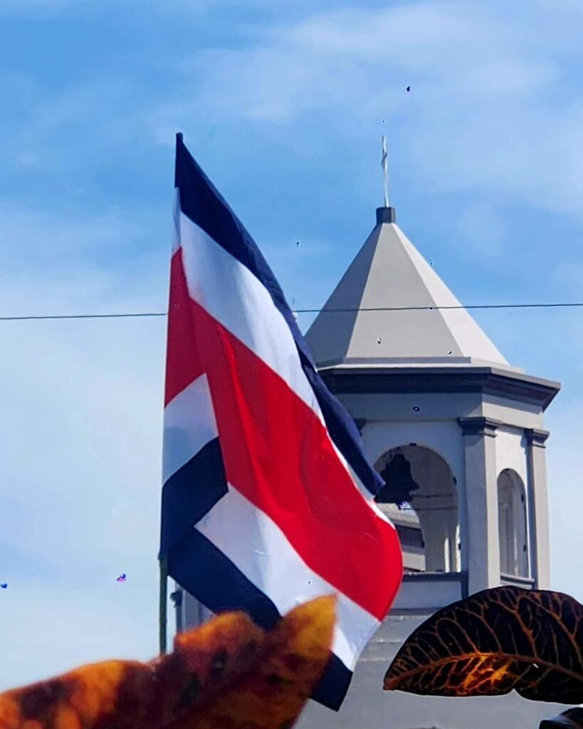 Bandera colocada al costado sur del templo parroquial de San Antonio. Fotografía cortesía de Juan Diego Sánchez Zumbado