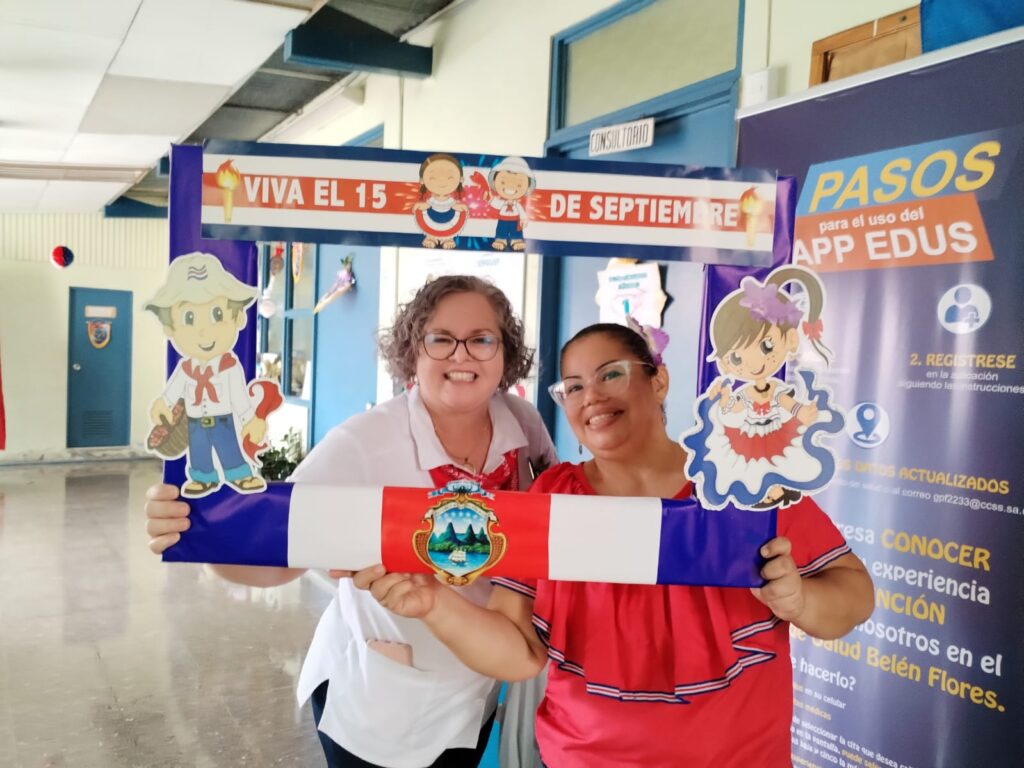 Karla Umaña, de rojo, y Francini Sandoval, de blanco, funcionarias del EBAIS de la Asunción encargadas en la actividad. Foto de Francisco Sánchez Zumbado.