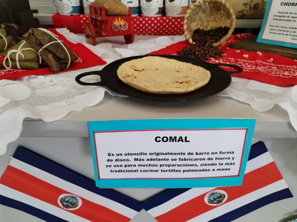 El comal para hacer tortillas destacó en los artículos decorativos del EBAIS de Escobal. Foto de Francisco Sánchez Zumbado.