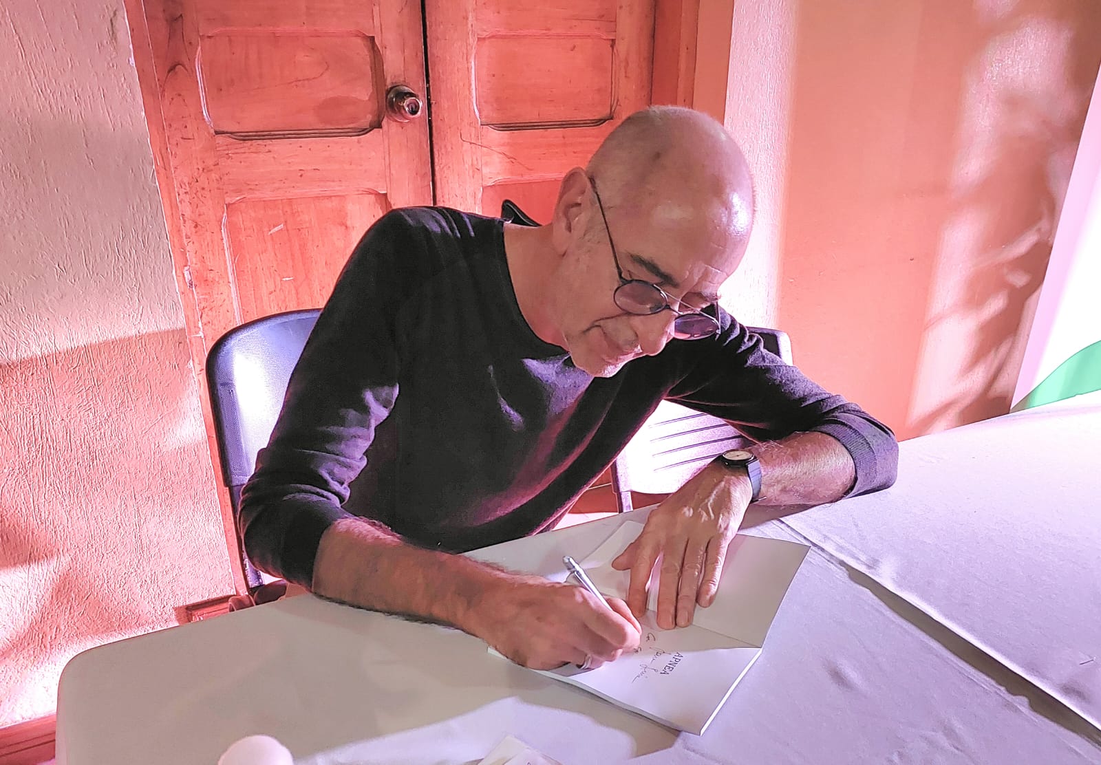 La actividad terminó con una serie de autográfos que brindó el poeta a quienes adquirieron el libro. Foto de Ana Isabel Hernández González.