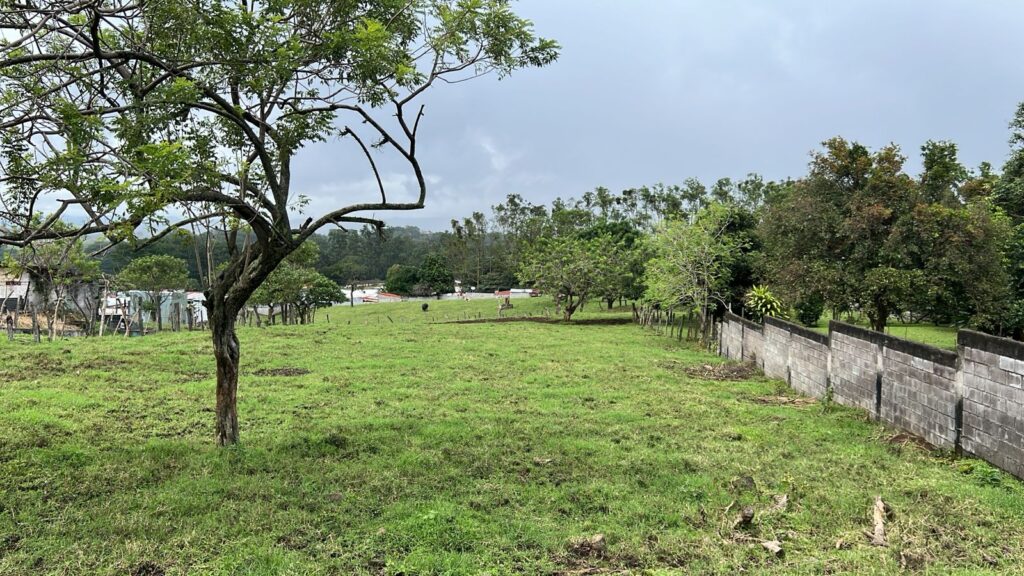 El terreno donde se construiría el proyecto inmobiliario se encuentra en las cercanías del EBAIS de La Ribera. Foto cortesía.