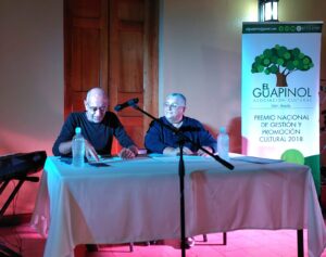 El poeta Stephano Strazzbosco junto a la educadora Lorena Víquez en la presentación del libro "Apnea". Foto de Ana Isabel Hernández González.