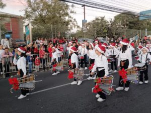 Banda de la Escuela Saint Margaret School durante el Desfile Navideño. Foto de Luis Eduardo Sánchez Quesada.