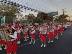 Banda de la Escuela España durante el Desfile Navideño. Foto de Luis Eduardo Sánchez Quesada.