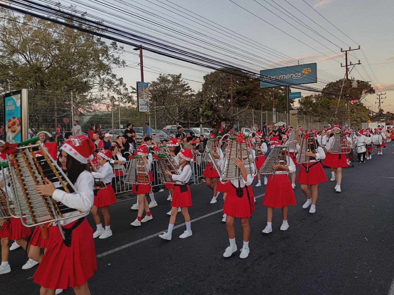 Banda de la Escuela España durante el Desfile Navideño. Foto de Luis Eduardo Sánchez Quesada.