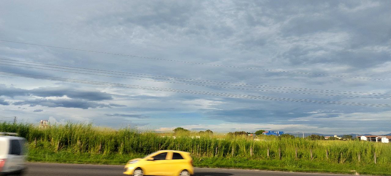 El área destinada para la construcción de un supermercado Walmart, cerca de la autopista General Cañas, desató polémica en el Concejo Municipal. Algunas regidurías consideran ilegal la aprobación de uso condicional, al contradecir el Reglamento del Plan Regulador y el criterio técnico del INVU. El miércoles 11 de diciembre, se presentó un recurso de apelación en subsidio y nulidad contra el acuerdo por vecinos de La Asunción. Foto: Roberto Rodríguez Sánchez.