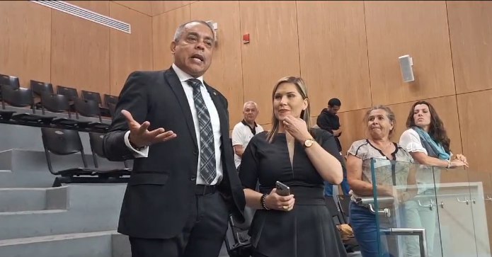 Horacio Alvarado y María Marta Carballo hablan de la nueva propuesta a la delegación de belemitas en la Sala del Público en la Asamblea Legislativa.