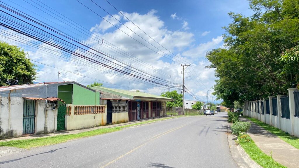 La calle divide Barrio San Vicente entre los cantones de Alajuela y Belén. Foto: Francisco Rodríguez Oviedo.