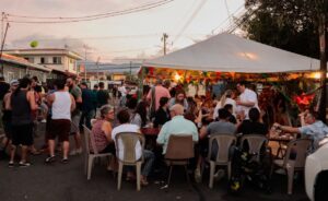 Además de recaudar fondos para el bien social, es un espacio de reunión comunal. Foto: Emanuel Hernández Fonseca.