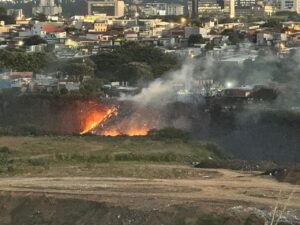 Incendio en el botadero ilegal pone en riesgo el ambiente, aseguró Melisa Flores. Foto cortesía.