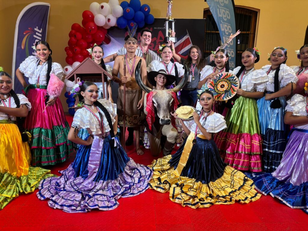 Will Moya junto a quienes integran el grupo de Danza y Proyección Folclórica “Remembranzas del Sur” en la celebración del CONAB. Foto: Grupo de Danza y Proyección Folclórica “Remembranzas del Sur”.