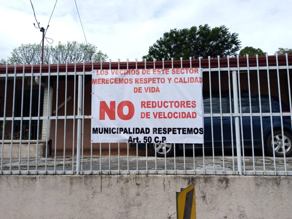 Vecinos de La Asunción colocaron carteles en sus casas para expresar el descontento. Foto: Hermes Zumbado.