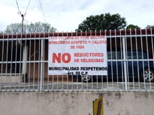 Vecinos de La Asunción colocaron carteles en sus casas para expresar el descontento. Foto: Hermes Zumbado.