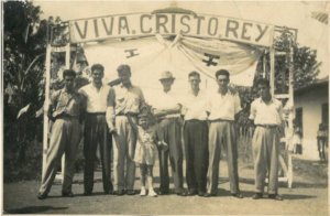 Juan Duran Acuña, tercero de izquierda a derecha con el niño Sergio Salas Duran, quien era su sobrino. A la izquierda de Juan Duran aparece Eduardo Vargas ‘’Pastilla’’. Foto cortesía de Telémaco Salas Duran, sobrino.