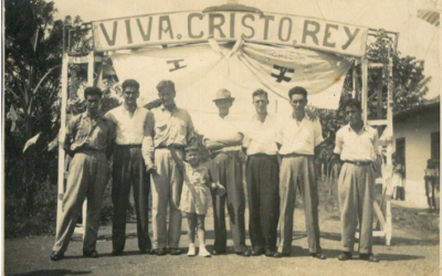 Juan Duran Acuña, tercero de izquierda a derecha con el niño Sergio Salas Duran, quien era su sobrino. A la izquierda de Juan Duran aparece Eduardo Vargas ‘’Pastilla’’. Foto cortesía de Telémaco Salas Duran, sobrino.