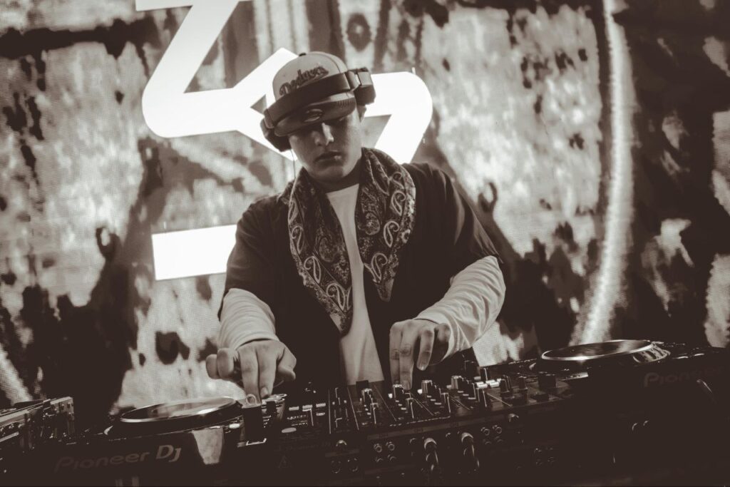 DJ June durante una de sus presentaciones. Foto: @junedj.cr