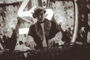 DJ June durante una de sus presentaciones. Foto: @junedj.cr