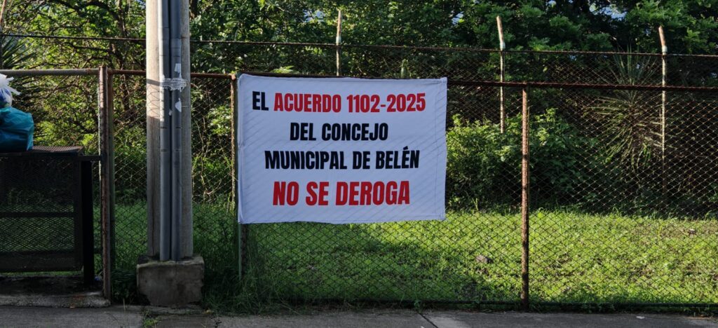 Vecinos de Barrio San Vicente han mostrado su descontento con pancartas en diferentes sitios de la comunidad. Foto: Asociación de Vecinos de Barrio San Vicente.