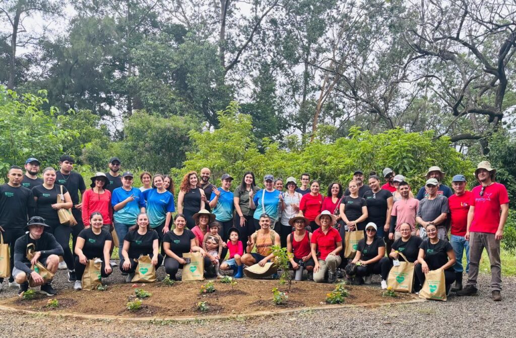 Personas voluntarias que apoyaron la jornada en el Parque Natural el Santuario La Fuente, este sábado 19 de julio.