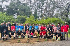 Personas voluntarias que apoyaron la jornada en el Parque Natural el Santuario La Fuente, este sábado 19 de julio.