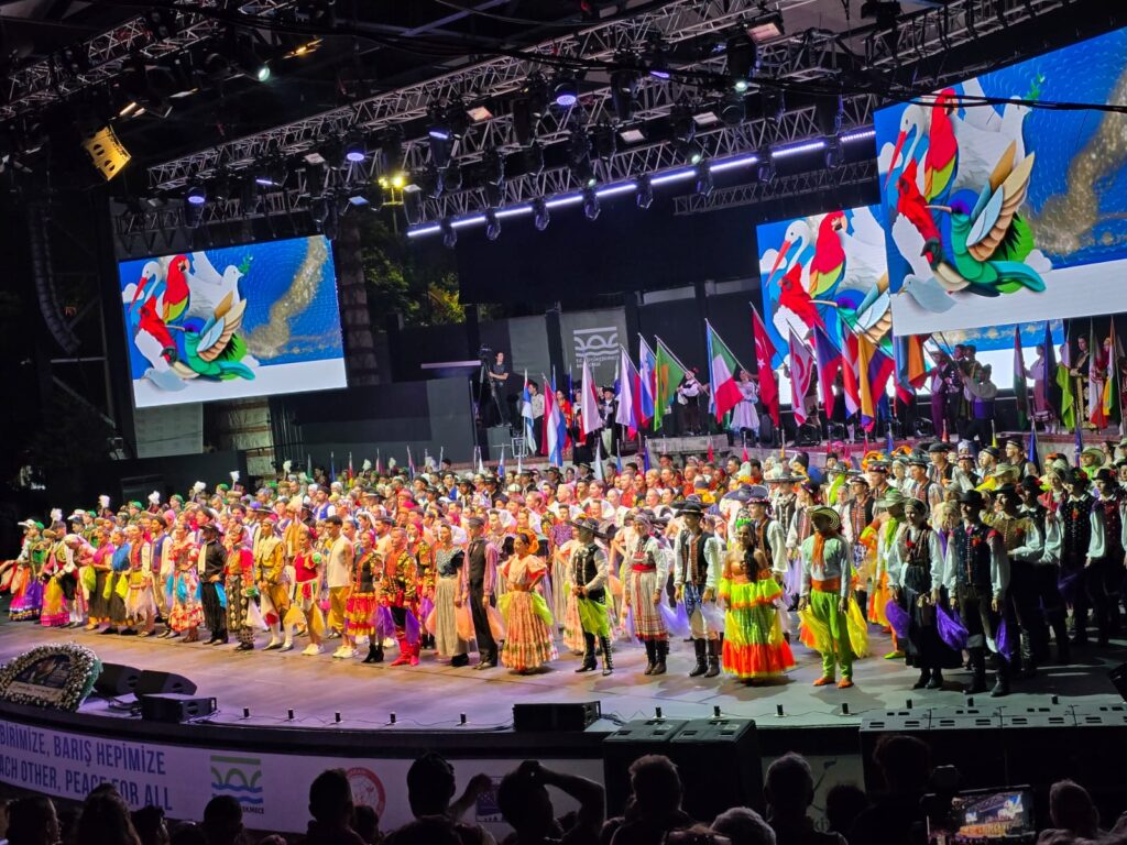 Todas las delegaciones durante la premiación del festival. Foto: Luis Espinoza Jiménez.