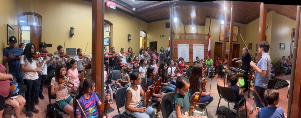 De acuerdo con Sergio Herrera Ulloa, los violines se les entregaron a las personas y han tenido un proceso de aprendizaje del instrumento de manera inicial, gracias al apoyo de la Asociación Cultura El Guapinol, fuerzas vivas y empresa privada del cantón. Foto: Asociación Cultural El Guapinol.