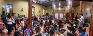 De acuerdo con Sergio Herrera Ulloa, los violines se les entregaron a las personas y han tenido un proceso de aprendizaje del instrumento de manera inicial, gracias al apoyo de la Asociación Cultura El Guapinol, fuerzas vivas y empresa privada del cantón. Foto: Asociación Cultural El Guapinol.