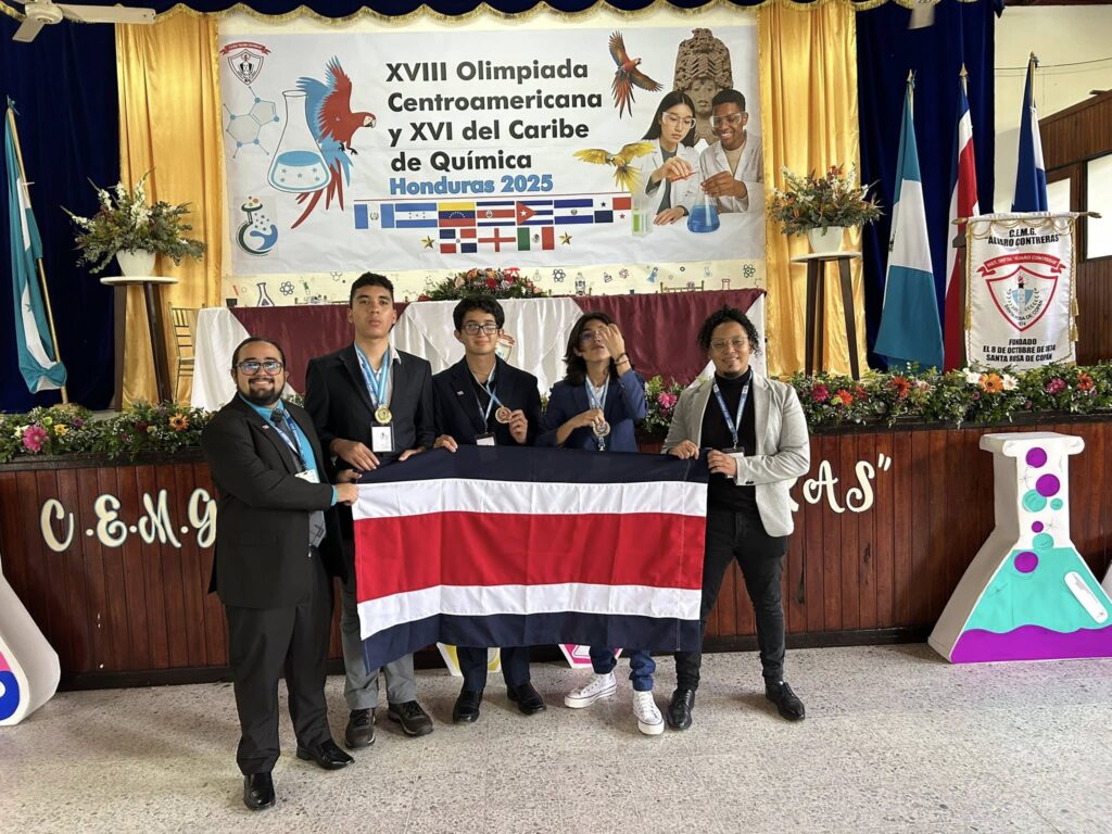 Edwin Salas González junto a los estudiantes Luis Diego Rojas Suárez ganador de la medalla de plata del Colegio Científico de Alajuela, Pablo Midence Cortés ganador de la medalla de Bronce del Colegio Científico de Alajuela, Marvin Herrera Baltodano ganador de la Mención de Honor del Colegio Humanístico de Nicoya, y Mario Villalobos Forbes, de la UNED y jefe de la Delegación. Foto: Olimpiada Costarricense de Química.