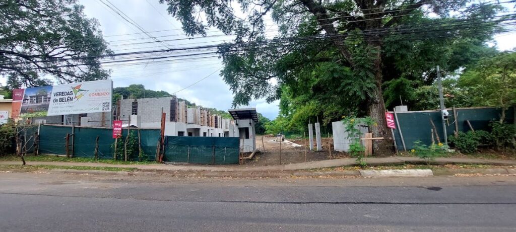 Durante una visita de campo realizada por representantes del SINAC, la Municipalidad y la empresa constructora, se redefinieron los retiros del área de protección, para cumplir la ley. Foto: Roberto Rodríguez Sánchez.