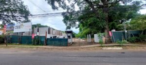 Durante una visita de campo realizada por representantes del SINAC, la Municipalidad y la empresa constructora, se redefinieron los retiros del área de protección, para cumplir la ley. Foto: Roberto Rodríguez Sánchez.