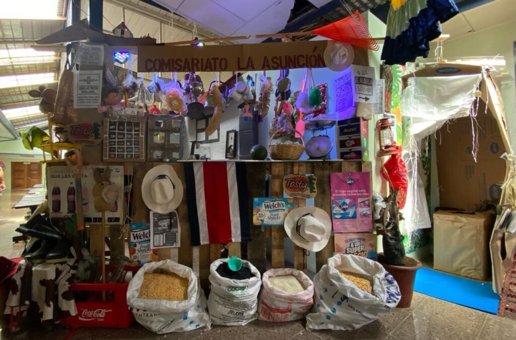 "El Comisariato de La Asunción" fue un proyecto realizado por los pacientes en conjunto con el personal del EBAIS de la Asunción para conmemorar las fiestas patrias. Foto: Francisco Rodríguez Oviedo.